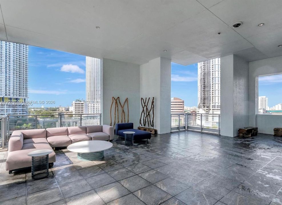 For Sale: $400,000 (1 beds, 1 baths, 747 Square Feet)