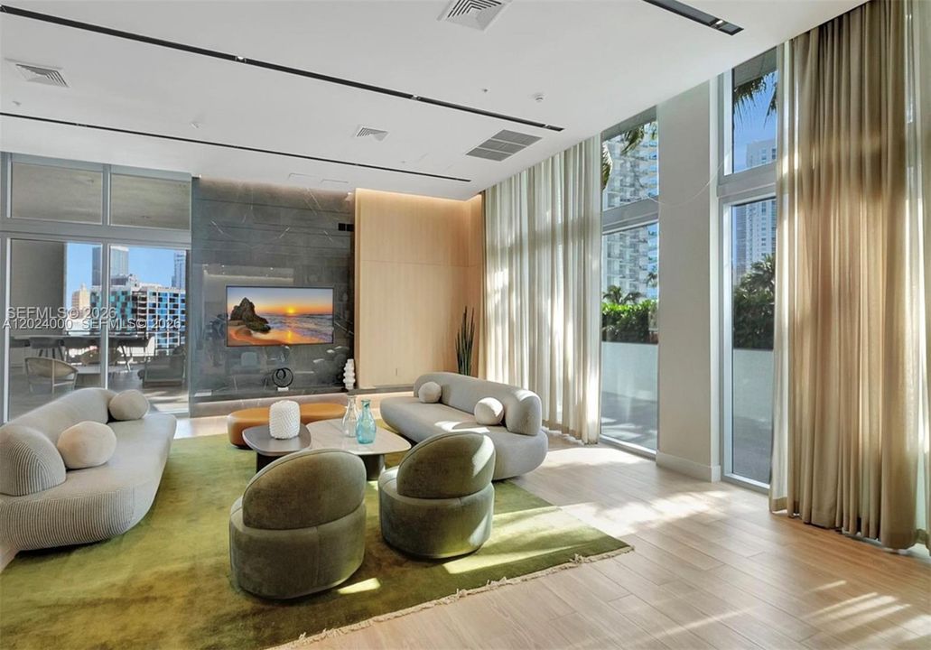 For Sale: $400,000 (1 beds, 1 baths, 747 Square Feet)