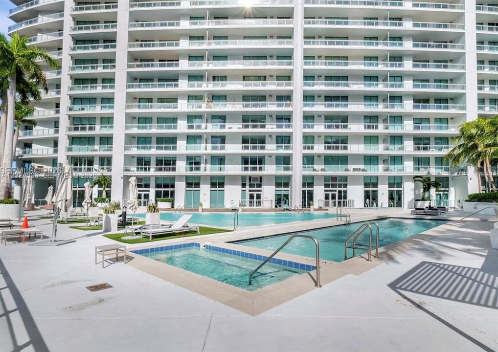 For Sale: $400,000 (1 beds, 1 baths, 747 Square Feet)