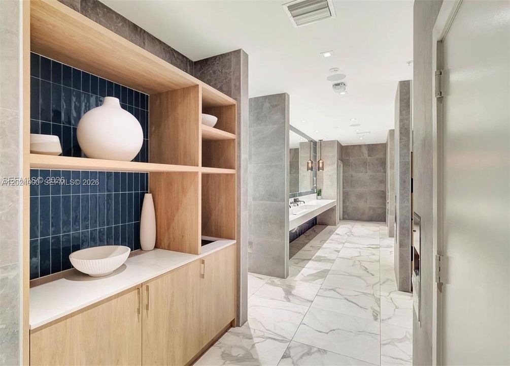 For Sale: $400,000 (1 beds, 1 baths, 747 Square Feet)