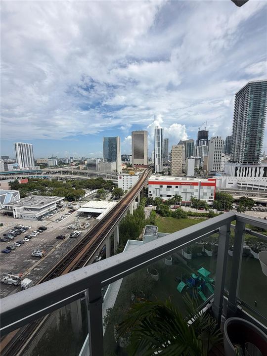 For Sale: $400,000 (1 beds, 1 baths, 747 Square Feet)