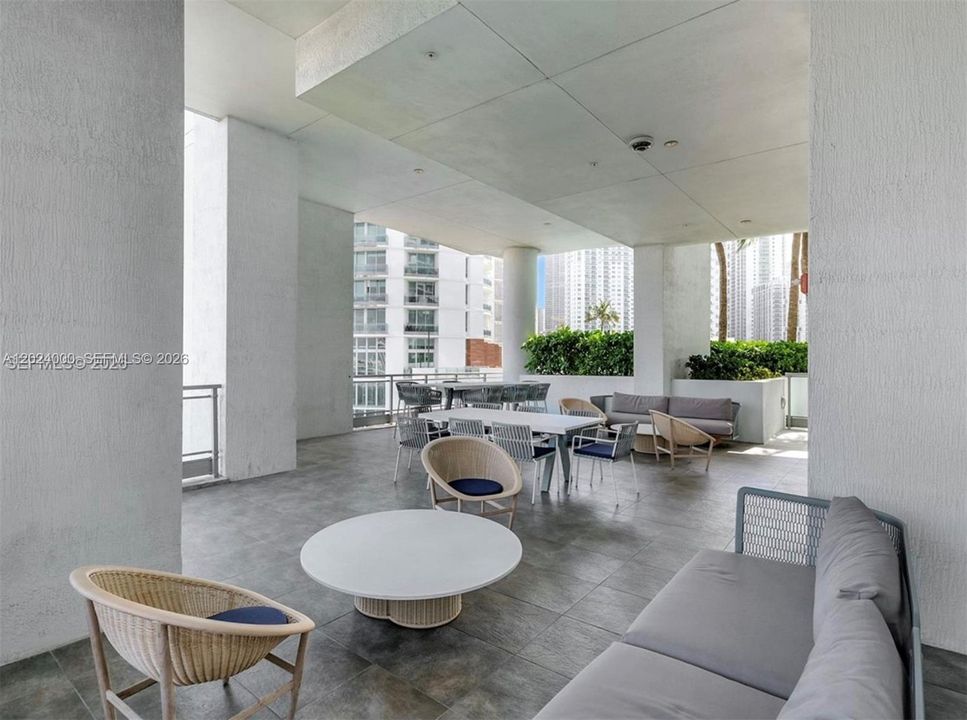 For Sale: $400,000 (1 beds, 1 baths, 747 Square Feet)