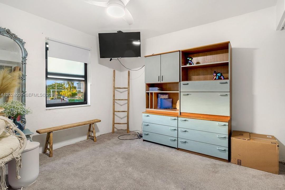 For Sale: $281,999 (2 beds, 2 baths, 777 Square Feet)