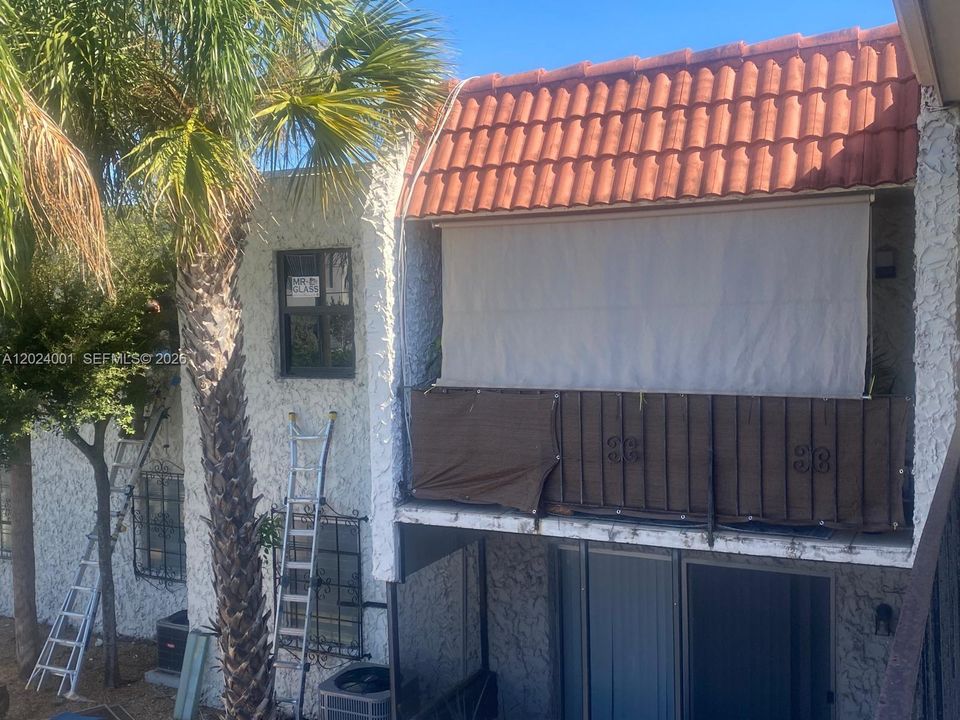 For Sale: $281,999 (2 beds, 2 baths, 777 Square Feet)