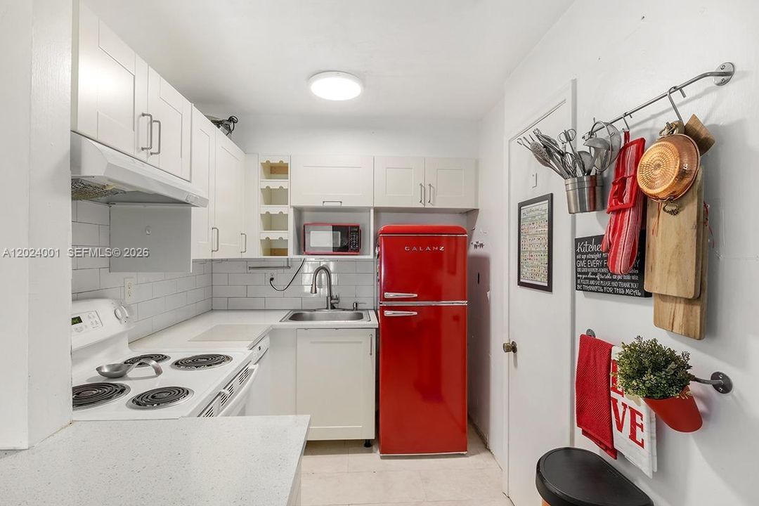 For Sale: $281,999 (2 beds, 2 baths, 777 Square Feet)