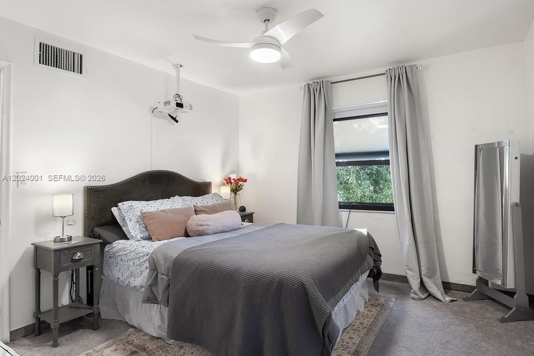 For Sale: $281,999 (2 beds, 2 baths, 777 Square Feet)