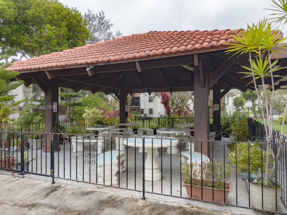 For Sale: $281,999 (2 beds, 2 baths, 777 Square Feet)