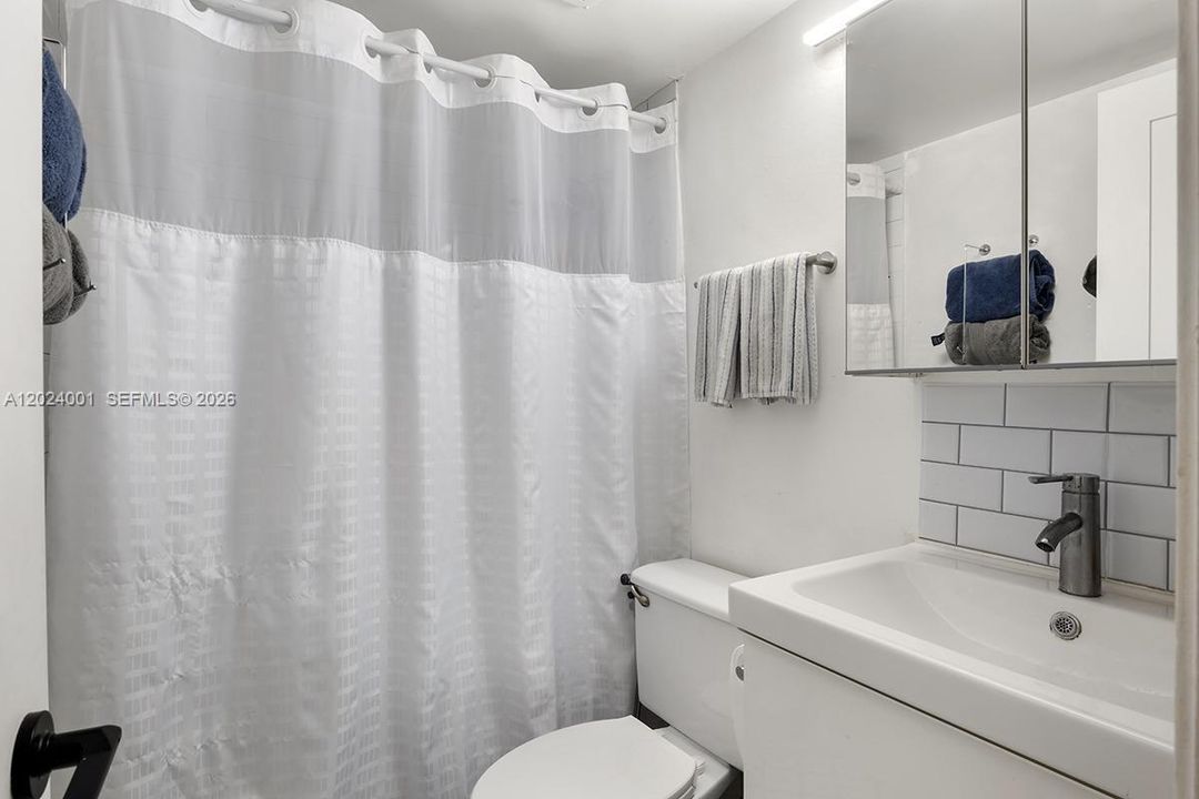For Sale: $281,999 (2 beds, 2 baths, 777 Square Feet)