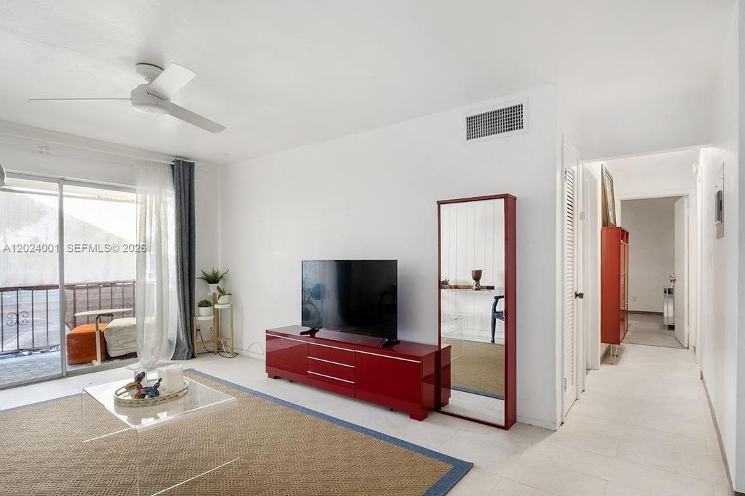 For Sale: $281,999 (2 beds, 2 baths, 777 Square Feet)