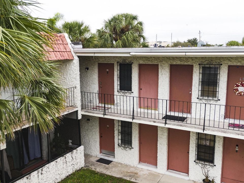 For Sale: $281,999 (2 beds, 2 baths, 777 Square Feet)
