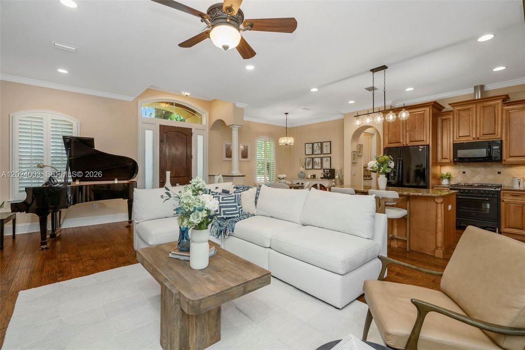 Activo con contrato: $1,075,000 (3 camas, 2 baños, 1924 Pies cuadrados)