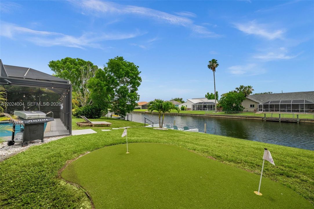 There's even a putting green!
