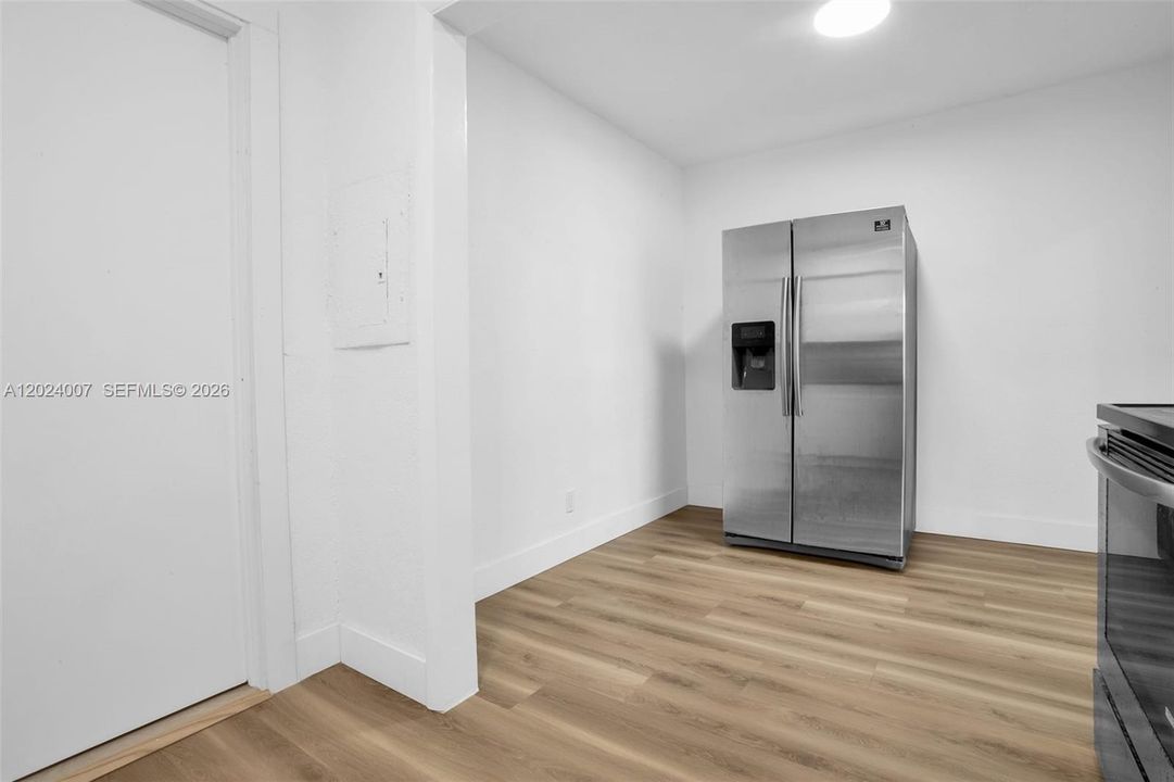 For Rent: $2,500 (2 beds, 1 baths, 800 Square Feet)