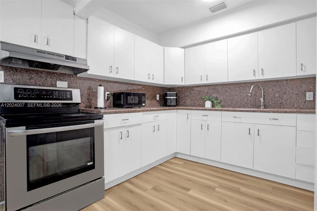For Rent: $2,500 (2 beds, 1 baths, 800 Square Feet)