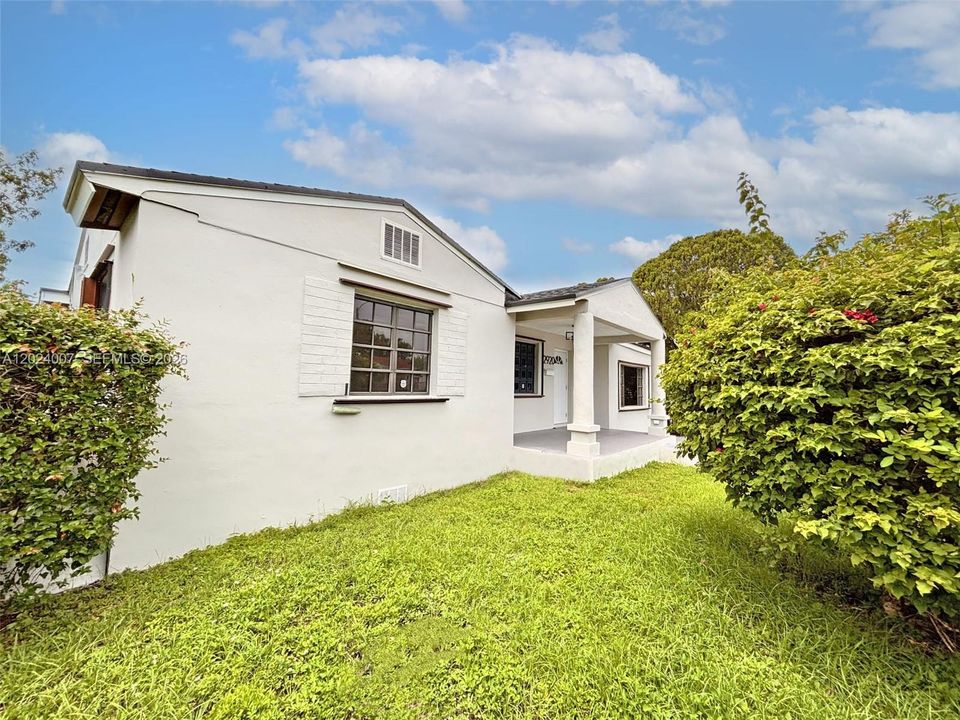 For Rent: $2,500 (2 beds, 1 baths, 800 Square Feet)