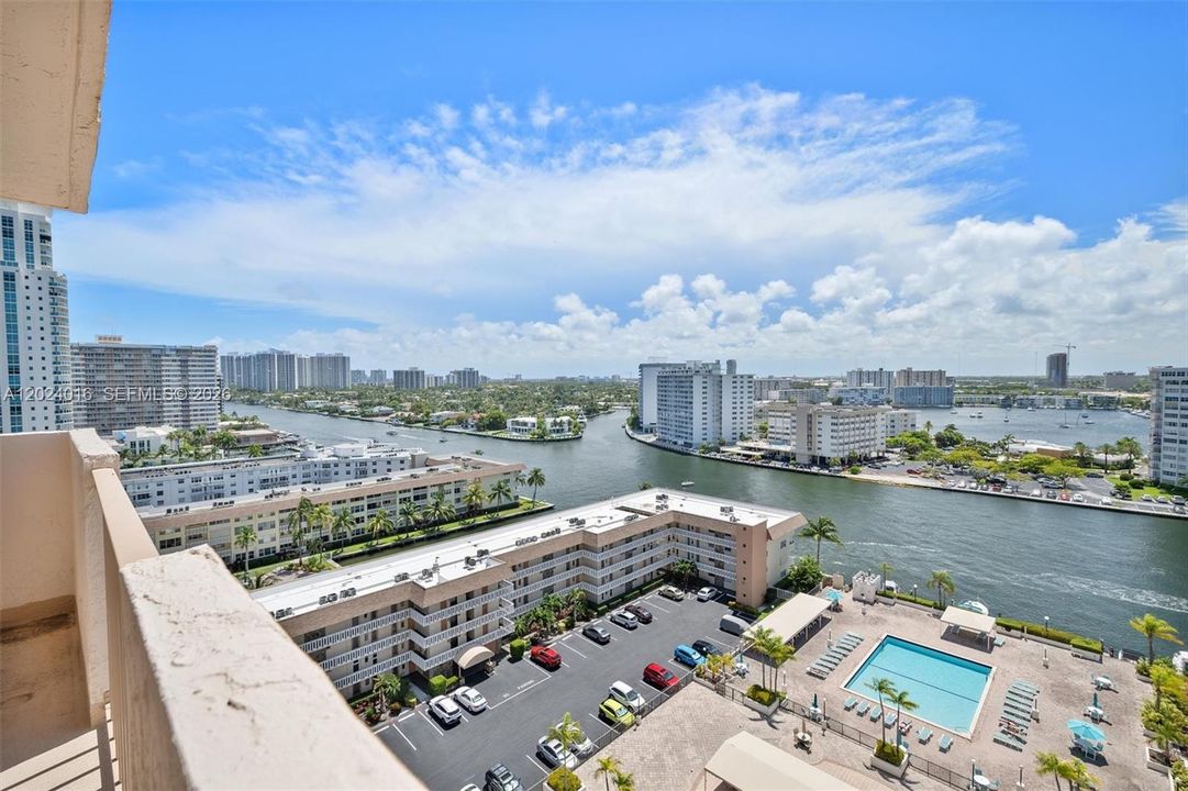 For Sale: $239,999 (1 beds, 2 baths, 1300 Square Feet)