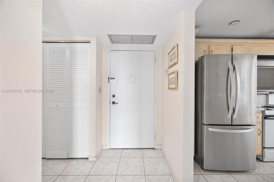For Sale: $239,999 (1 beds, 2 baths, 1300 Square Feet)