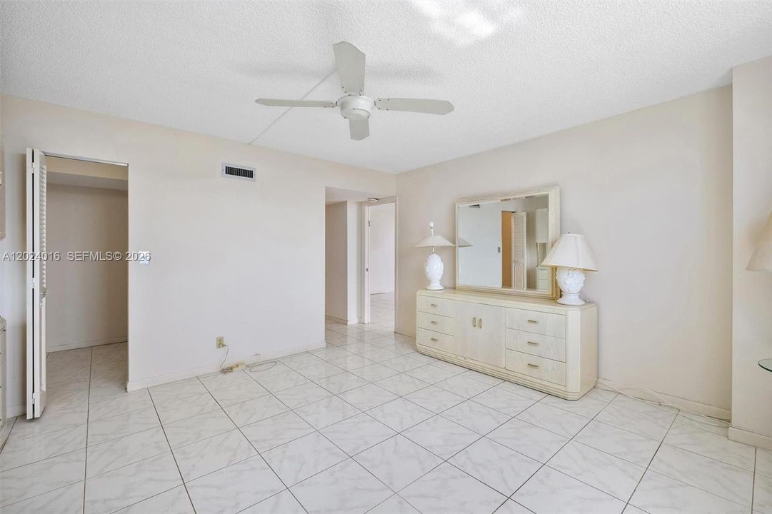 For Sale: $239,999 (1 beds, 2 baths, 1300 Square Feet)