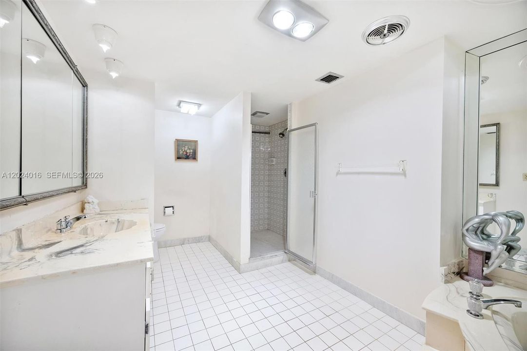 For Sale: $239,999 (1 beds, 2 baths, 1300 Square Feet)