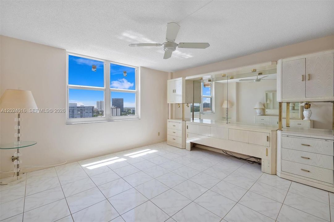 For Sale: $239,999 (1 beds, 2 baths, 1300 Square Feet)