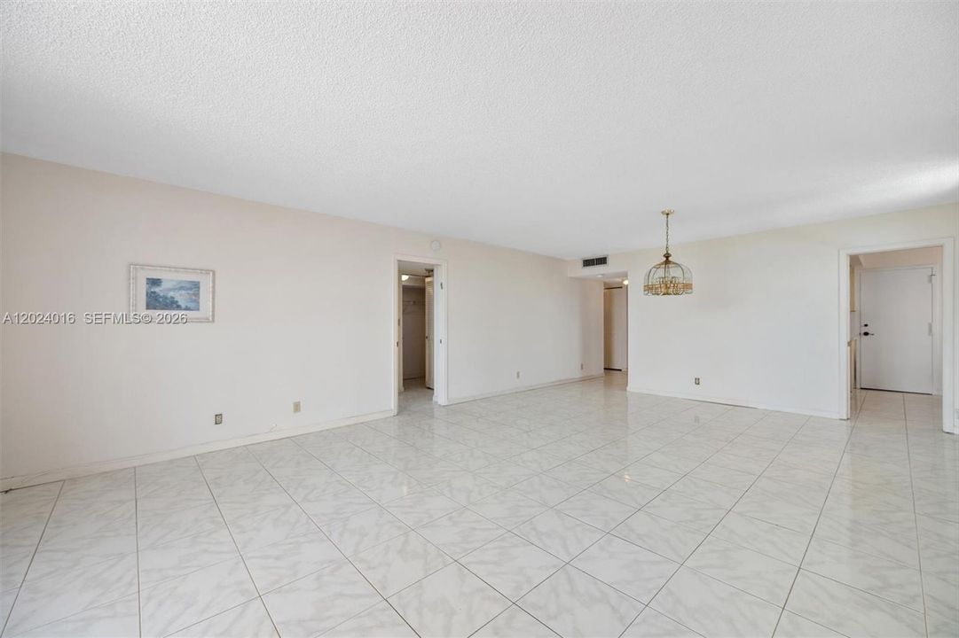 For Sale: $239,999 (1 beds, 2 baths, 1300 Square Feet)