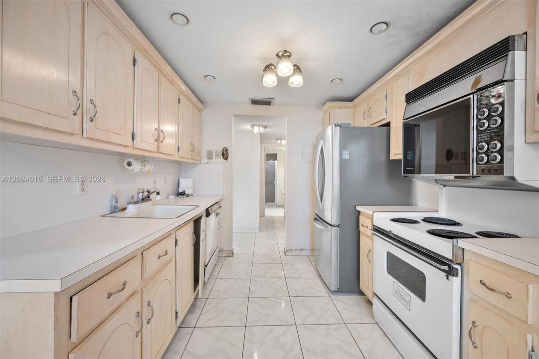 For Sale: $239,999 (1 beds, 2 baths, 1300 Square Feet)