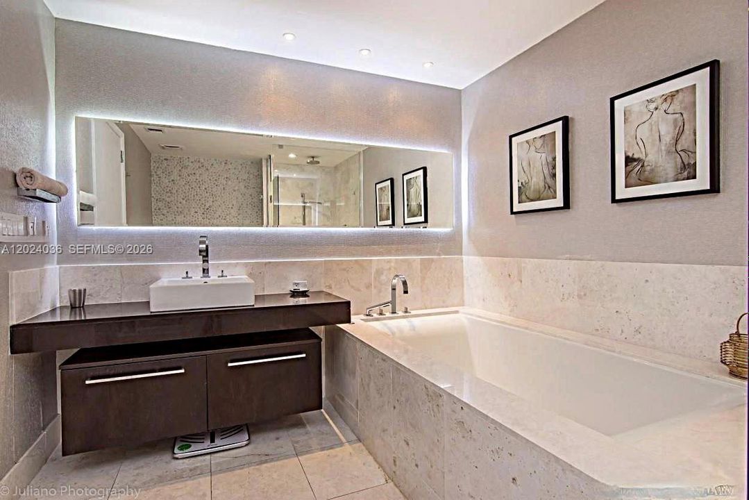 For Sale: $1,150,000 (1 beds, 1 baths, 858 Square Feet)