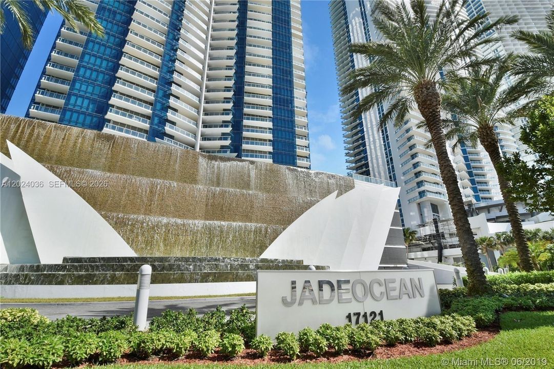 For Sale: $1,150,000 (1 beds, 1 baths, 858 Square Feet)