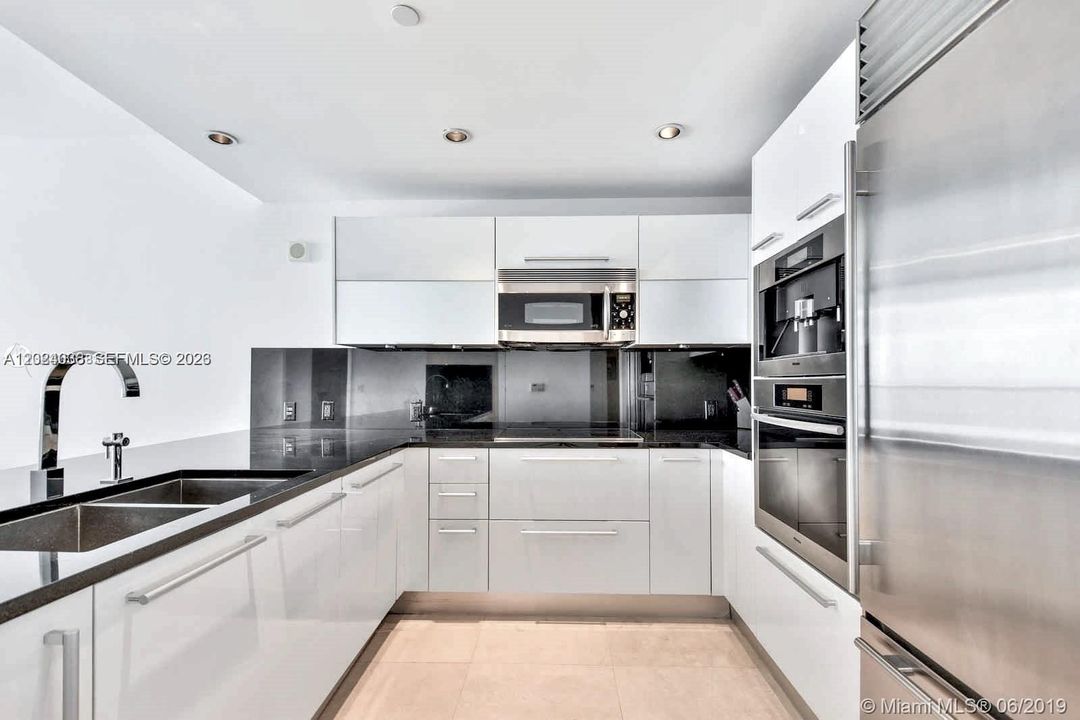 For Sale: $1,150,000 (1 beds, 1 baths, 858 Square Feet)