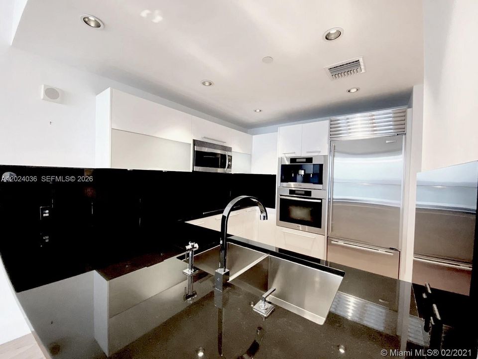 For Sale: $1,150,000 (1 beds, 1 baths, 858 Square Feet)