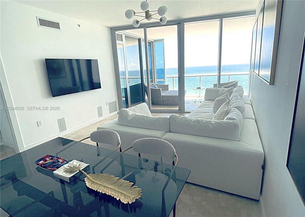 For Sale: $1,150,000 (1 beds, 1 baths, 858 Square Feet)