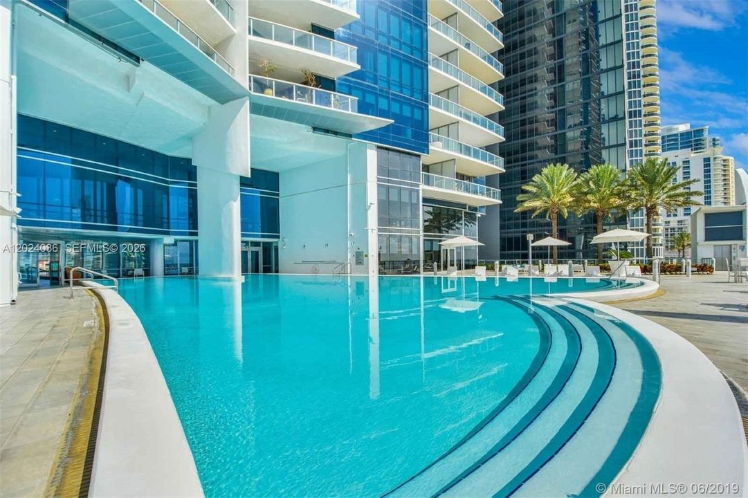 For Sale: $1,150,000 (1 beds, 1 baths, 858 Square Feet)