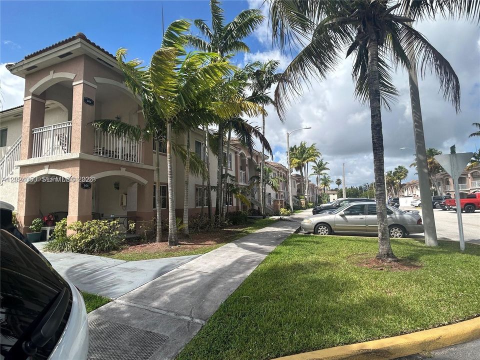 For Rent: $1,950 (3 beds, 2 baths, 1099 Square Feet)