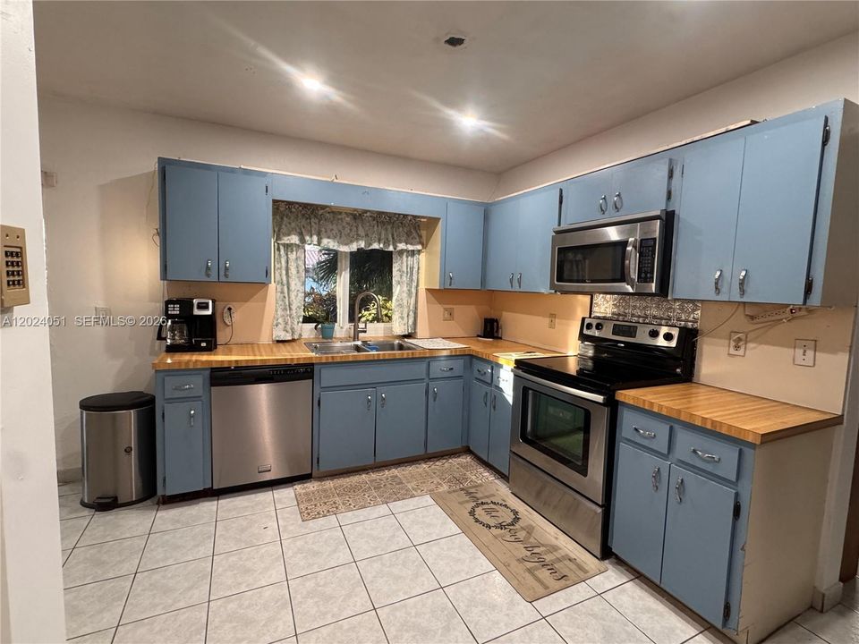 For Sale: $655,000 (4 beds, 2 baths, 1972 Square Feet)