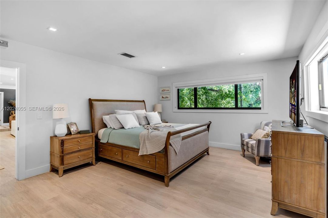 For Sale: $3,300,000 (4 beds, 2 baths, 2550 Square Feet)