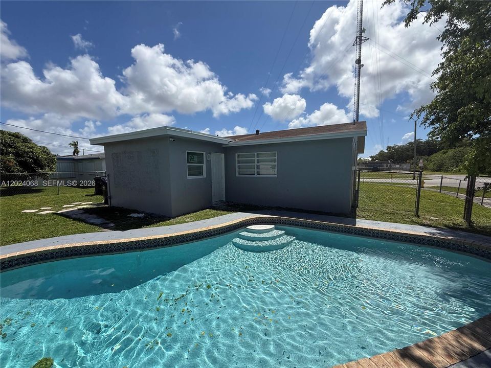 For Rent: $3,200 (4 beds, 2 baths, 1248 Square Feet)