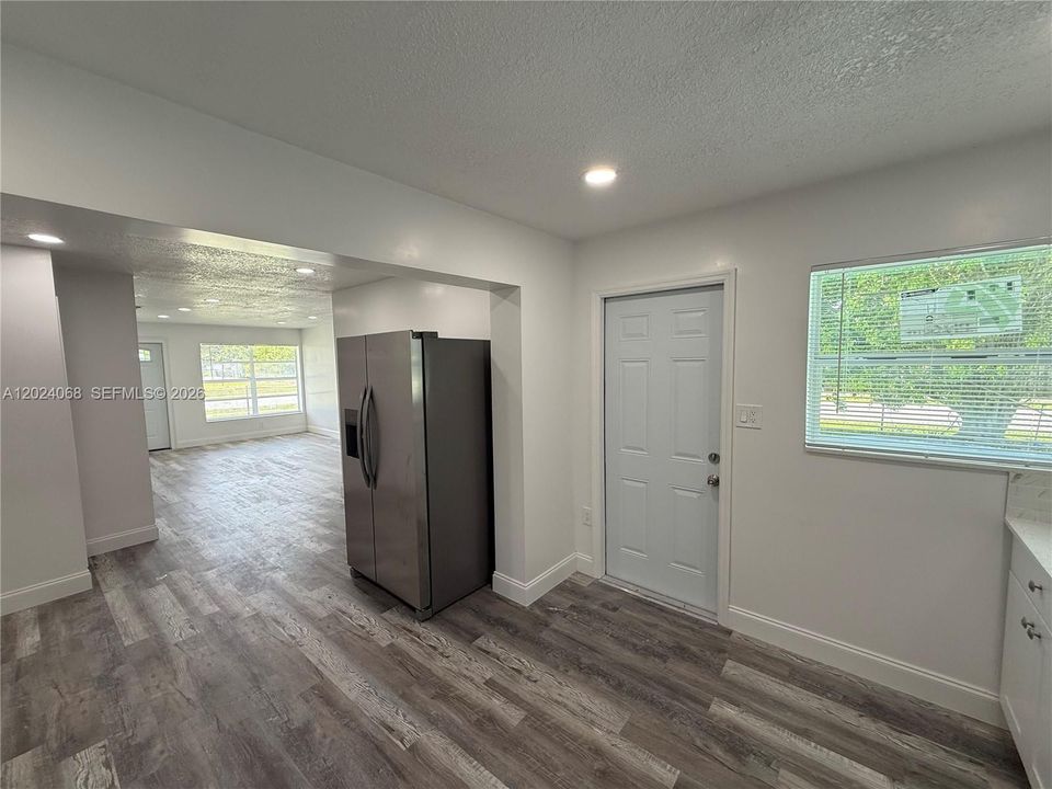 For Rent: $3,200 (4 beds, 2 baths, 1248 Square Feet)