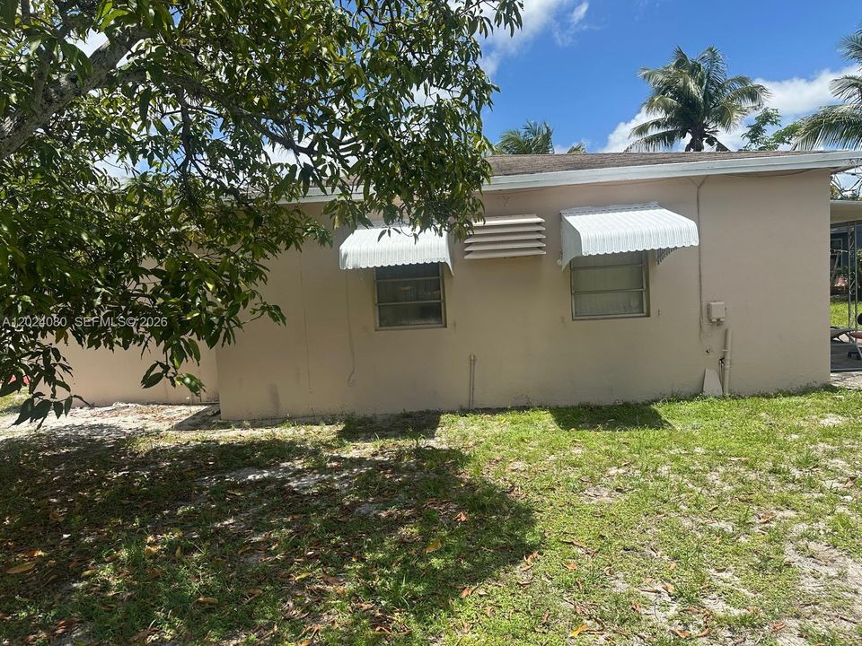 For Sale: $400,000 (2 beds, 1 baths, 1084 Square Feet)