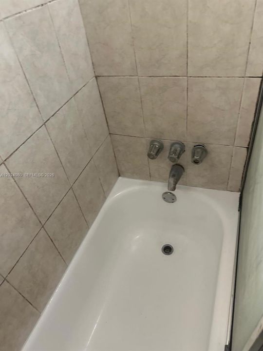 For Sale: $400,000 (2 beds, 1 baths, 1084 Square Feet)