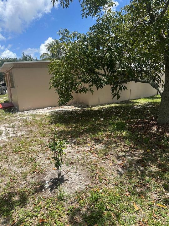 For Sale: $400,000 (2 beds, 1 baths, 1084 Square Feet)
