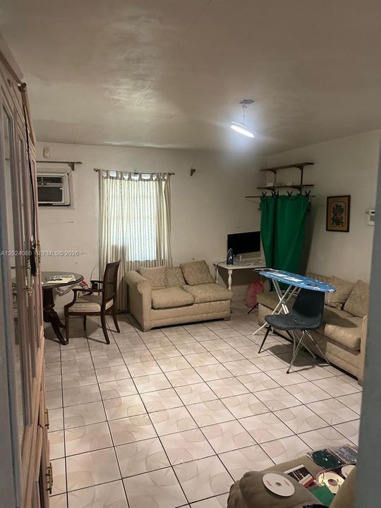 For Sale: $400,000 (2 beds, 1 baths, 1084 Square Feet)