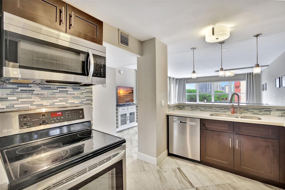 For Rent: $2,300 (1 beds, 1 baths, 846 Square Feet)