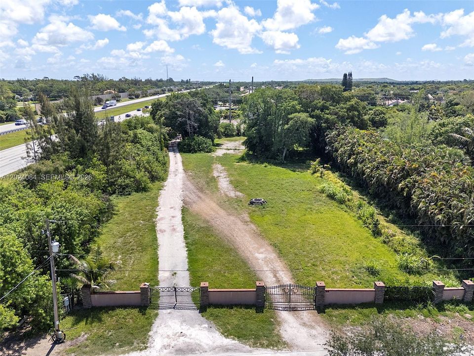 待售: $850,000 (2.50 acres)