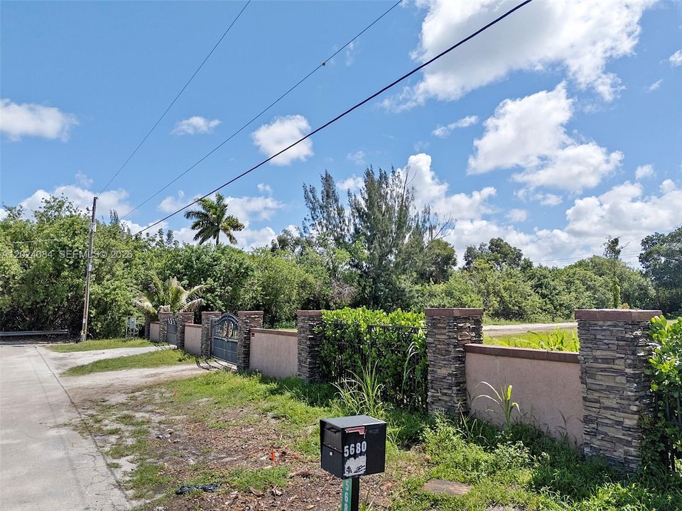 待售: $850,000 (2.50 acres)