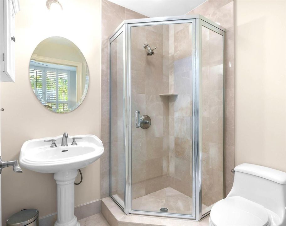 En Suite Full Bathroom