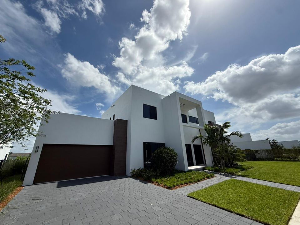 For Rent: $16,500 (5 beds, 6 baths, 4352 Square Feet)