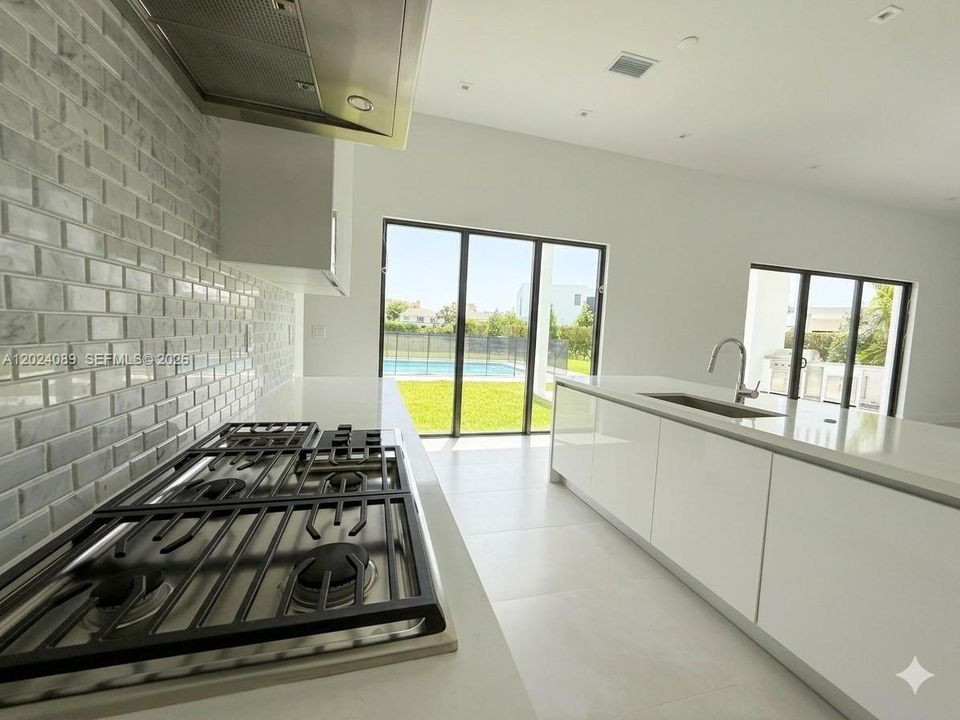 For Rent: $16,500 (5 beds, 6 baths, 4352 Square Feet)