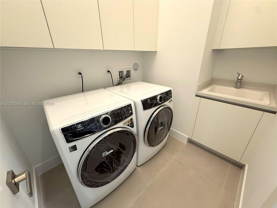 For Rent: $16,500 (5 beds, 6 baths, 4352 Square Feet)