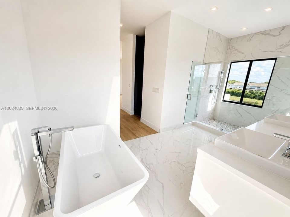 For Rent: $16,500 (5 beds, 6 baths, 4352 Square Feet)