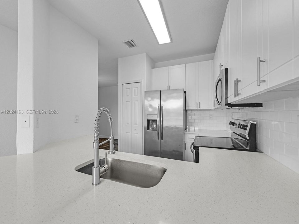 For Sale: $369,999 (3 beds, 3 baths, 1704 Square Feet)
